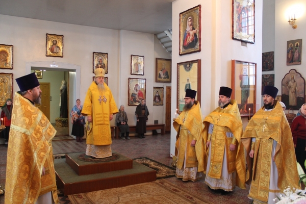 В день празднования Собора Трех Святителей епископ Василий совершил Божественную литургию в храме прп. Лонгина Коряжемского