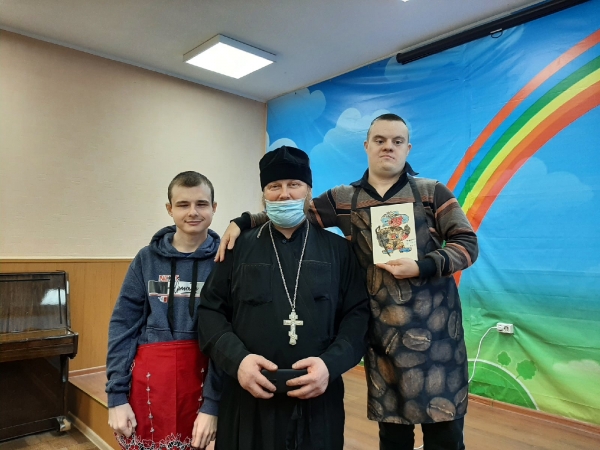 Няндомский священник посетил Детско-родительский клуб 