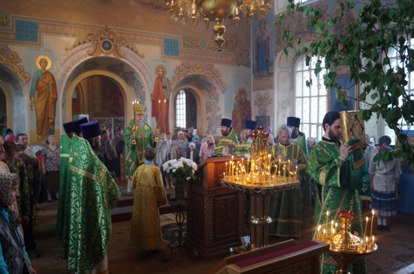 В День Святого Духа епископ Василий совершил Литургию в храме в честь Владимирской иконы Божией Матери г. Котлас