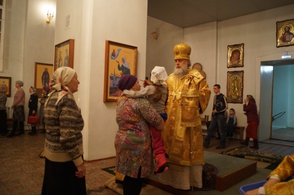 Накануне дня памяти апостола и евангелиста Матфея епископ Василий совершил Всенощное бдение в Свято-Лонгиновом храме г. Коряжма