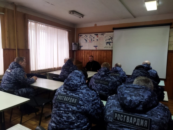 Няндомский священник встретился с сотрудниками Росгвардии