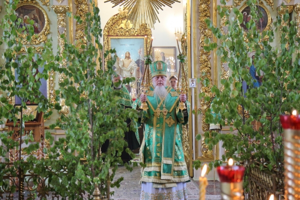 Накануне Дня Святой Троицы епископ Василий совершил Всенощное бдение в Коряжме
