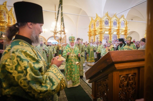 Епископ Василий сослужил Святейшему Патриарху Кириллу утреню всенощного бдения в Троицком соборе Соловецкого монастыря