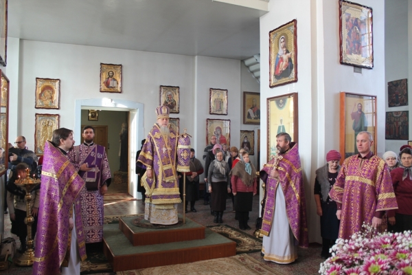 В день памяти свт. Тихона, Патриарха Московского епископ Василий совершил Божественную литургию в храме прп. Лонгина Коряжемского