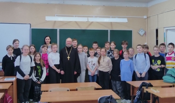 Священнослужитель посетил 18 школу г. Котласа