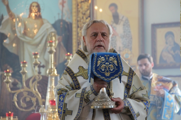 В день памяти Казанской иконы Божией Матери епископ Котласский Василий совершил Божественную литургию в Коряжме