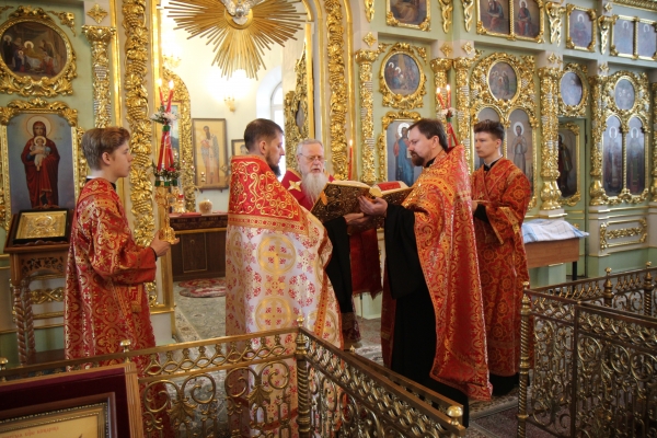 В праздник Воскресения Христова епископ Василий совершил Великую Вечерню 