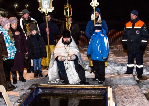 В Коряжме прошел ежегодный Крестный ход ко Иордани