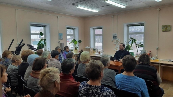 В Вельском КЦСО возобновился цикл бесед со священником