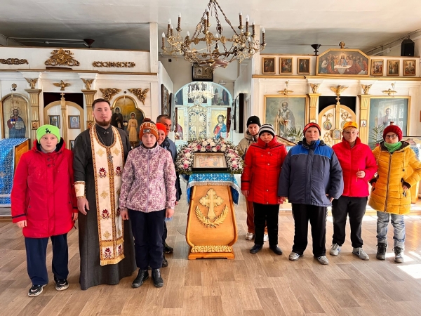 Персонал и подопечные Вельского ПНИ посетили Успенский храм