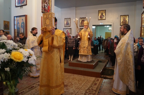 В день памяти священномученика митрополита Серафима Чичагова епископ Василий совершил Божественную литургию в храме прп. Лонгина Коряжемского