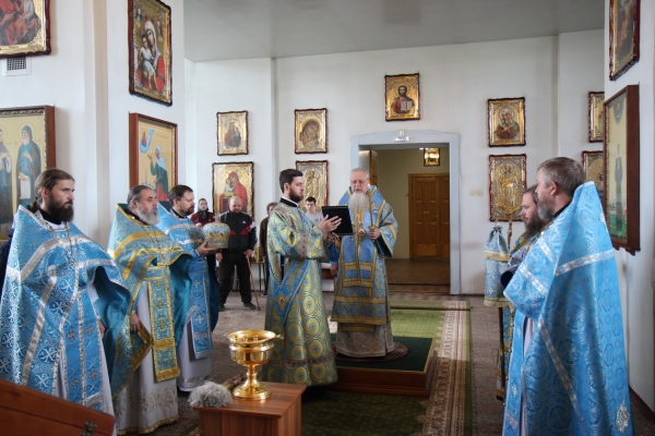 В день памяти иконы Божией Матери «Достойно есть» епископ Василий совершил Божественную литургию