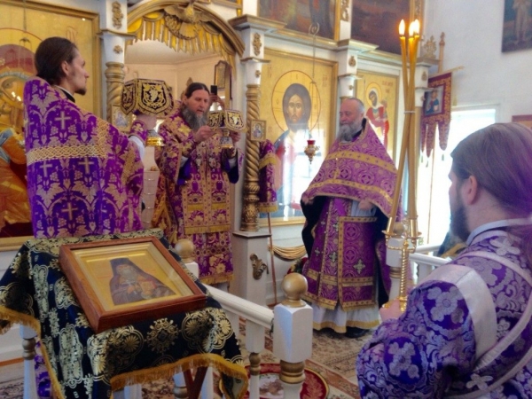 Митрополит Даниил совершил Литургию Преждеосвященных Даров в Успенском храме г. Вельска