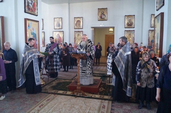Епископ Василий совершил утреню Великого Пятка с чтением двенадцати Страстных Евангелий