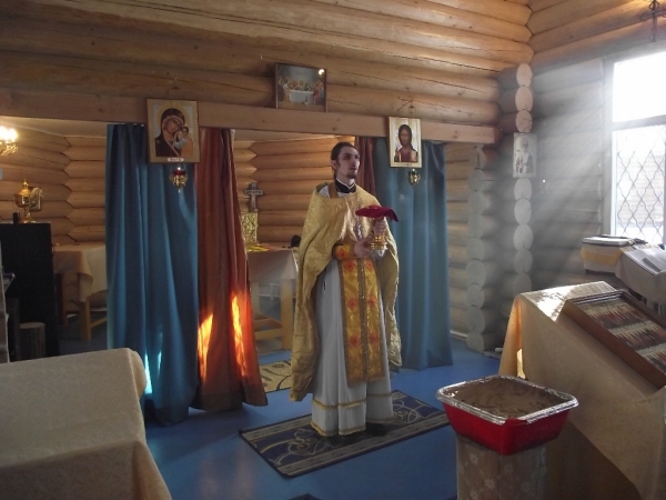 Устьянский священник совершил Богослужение Никольском храме в п. Кизема
