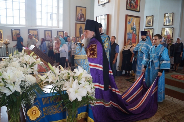 В праздник Успения Пресвятой Богородицы епископ Василий совершил Божественную литургию в Коряжме