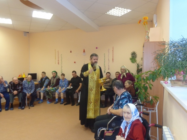 Клирик Свято-Лонгинова храма г. Коряжма посетил дом престарелых