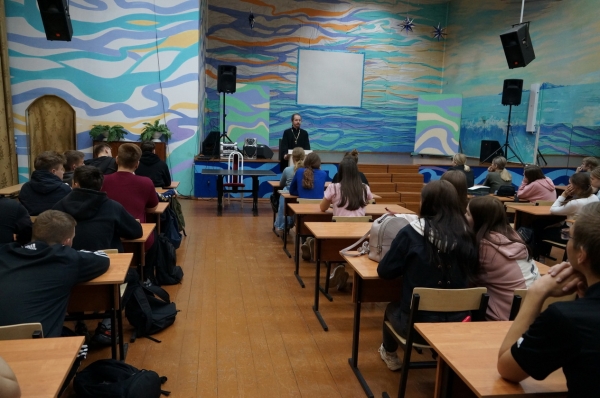 В Котласском электромеханическом техникуме прошла беседа со священником