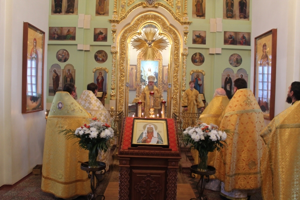 В день памяти свт. Тихона, епископ Василий совершил Литургию в храме прп. Лонгина Коряжемского