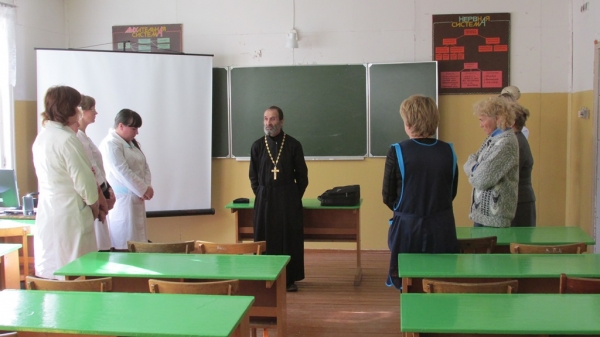 Священник встретился с учащимися Няндомского  медицинского училища