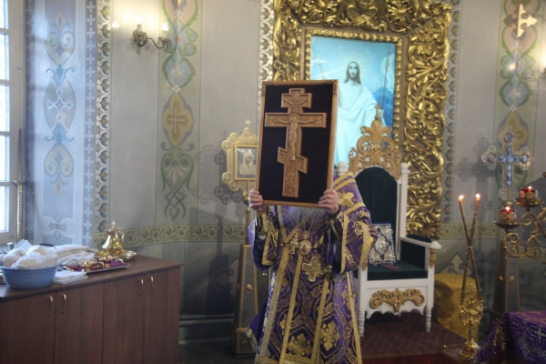 Накануне недели Крестопоклонной епископ Василий совершил Всенощное бдение 
