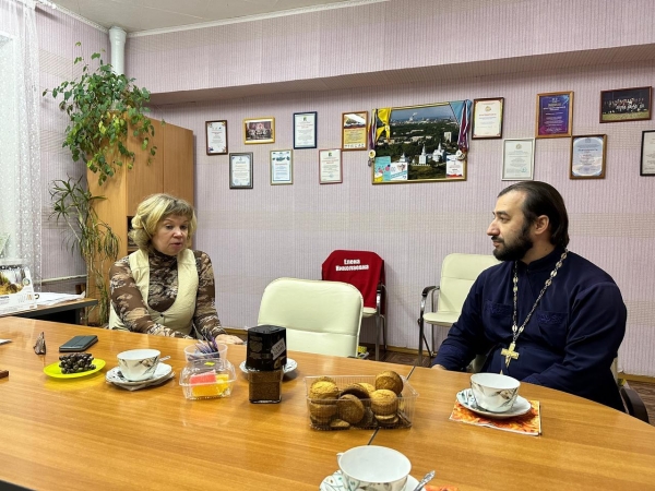 Коряжемский священник встретился с директором МКЦ «Родина»