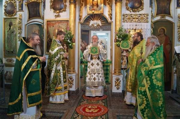 В День Святого Духа епископ Василий совершил Божественную литургию в Красноборске