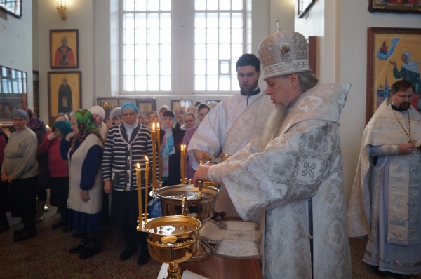 Епископ Василий в Навечерие Богоявления совершил Божественную литургию в Свято-Лонгиновом храме г. Коряжмы