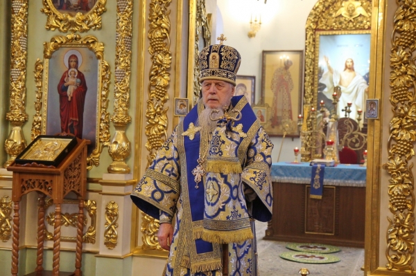 В день празднования иконы Божией Матери «Знамение» епископ Василий совершил Божественную литургию в Коряжме