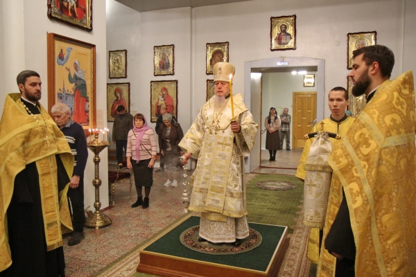 Накануне дня памяти Иверской иконы Божией Матери епископ Василий совершил Всенощное бдение в Коряжме