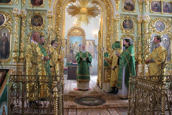 В День Святой Троицы епископ Василий совершил Божественную литургию в Коряжме