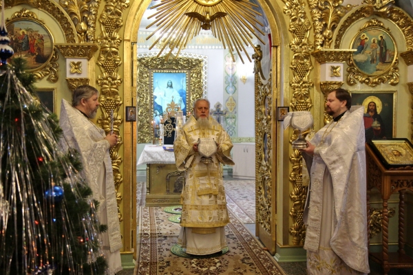 В Неделю по Рождестве Христовом епископ Василий совершил Божественную литургию