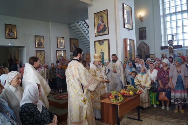 В праздник Преображения Господа Бога и Спаса нашего Иисуса Христа епископ Василий совершил Божественную литургию в храме прп. Лонгина Коряжемского
