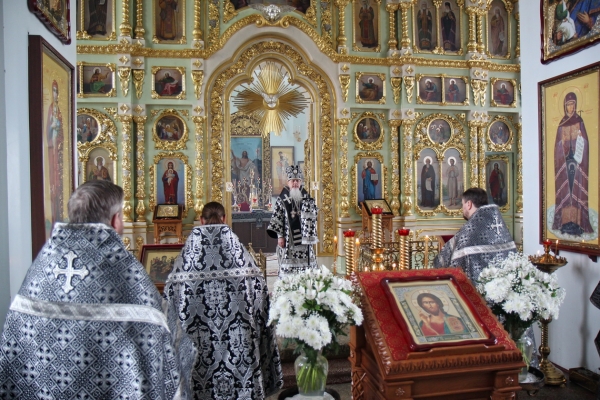В Великий Понедельник епископ Василий совершил Литургию Преждеосвященных Даров в Коряжме