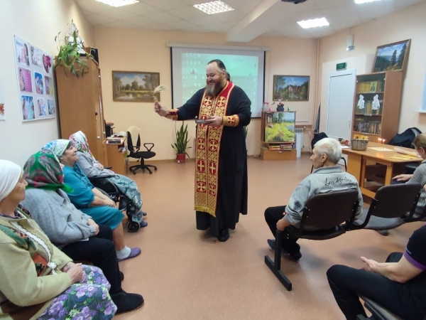 Клирик Свято-Лонгинова храма г. Коряжма посетил дом престарелых