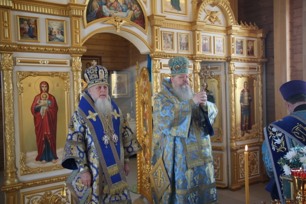Епископ Василий сослужил митрополиту Корнилию Божественную литургию в Устьянском Березнике