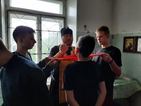 Спецшколу в микрорайоне Каргополь-2 посетил священник