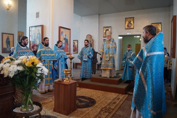 В праздник иконы Божией Матери «Всех скорбящих Радость» епископ Василий совершил Божественную литургию в храме прп. Лонгина Коряжемского