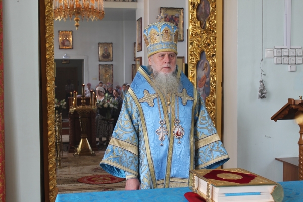 В день памяти Казанской иконы Божией Матери епископ Котласский и Вельский Василий совершил Божественную литургию