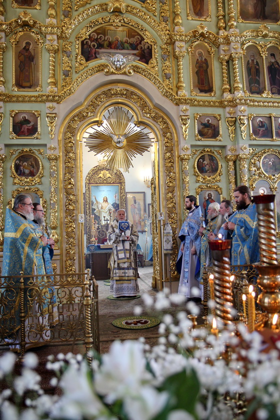 В праздник Иверской иконы Божией Матери епископ Василий совершил Божественную литургию 