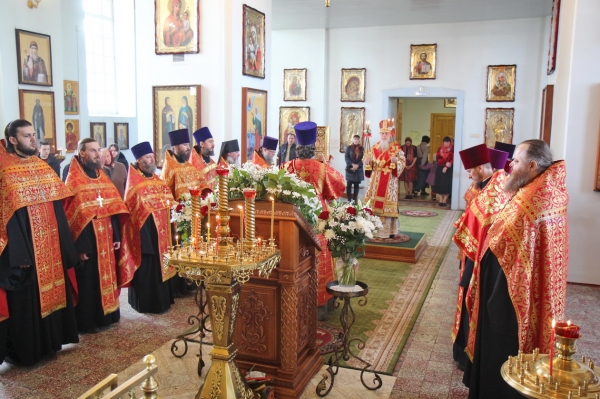 В праздник Воскресения Христова епископ Василий совершил Великую Вечерню 
