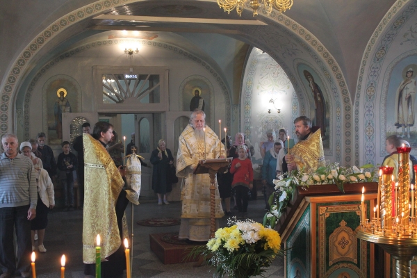 Епископ Василий совершил Всенощное бдение с чтением акафиста в Свято-Никольском храме г. Коряжмы 