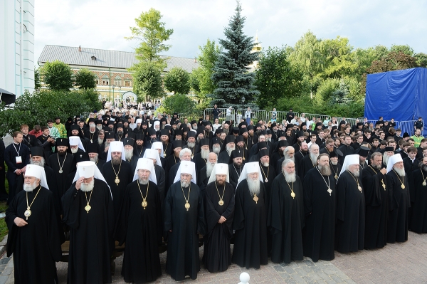 В канун дня памяти прп. Сергия епископ Котласский и Вельский Василий молился в Троице-Сергиевой лавре