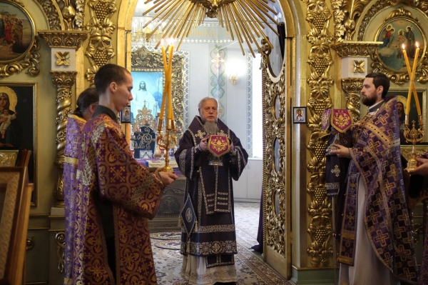 В Неделю 4-ю Великого поста епископ Василий совершил Божественную литургию в Коряжме