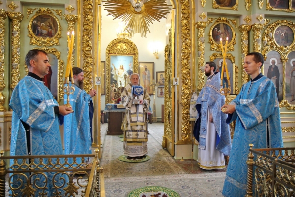 Епископ Василий совершил Божественную литургию и молебен на начало учебного года в храме прп. Лонгина Коряжемского г. Коряжма