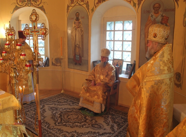 В неделю Всех Святых епископ Василий совершил первую Архиерейскую Литургию в храме в честь Святой Троицы д. Вондокурье
