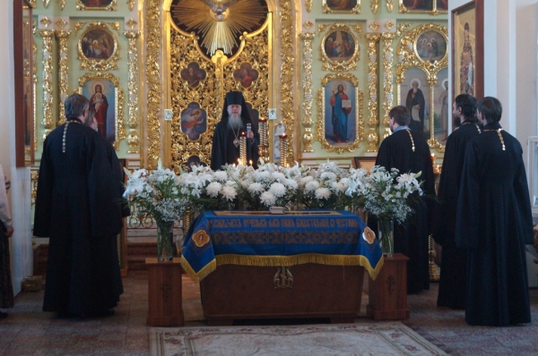 Епископ Василий совершил в храме прп. Лонгина Коряжемского Всенощное бдение с чином Погребения Плащаницы Божией Матери  