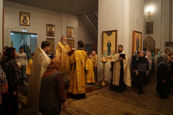 Накануне дня памяти Собора новомучеников и исповедников Церкви Русской епископ Василий совершил Всенощное бдение в храме прп. Лонгина Коряжемского
