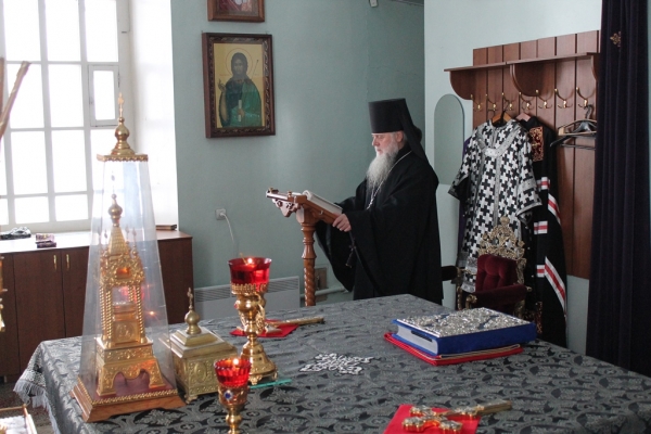 Епископ Василий в понедельник первой седмицы Великого Поста молился за уставным Богослужением в храме прп. Лонгина Коряжемского