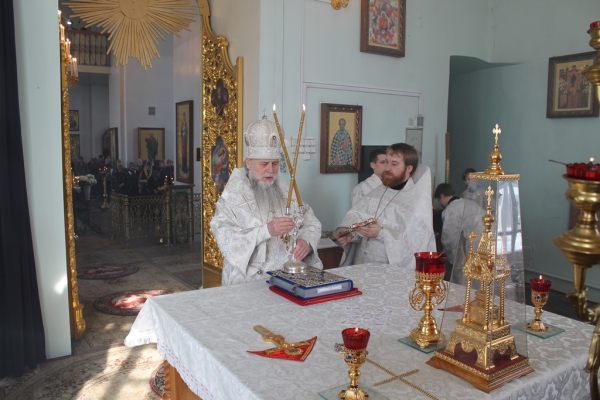 В Лазареву субботу епископ Василий совершил Божественную литургию в Свято-Лонгиновом храме